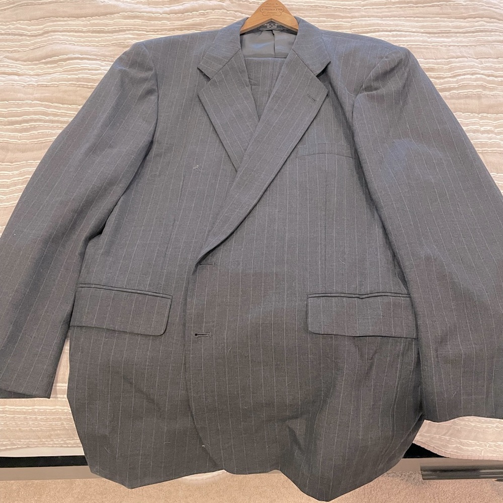 Men’s charcoal pinstripe suit, 50L